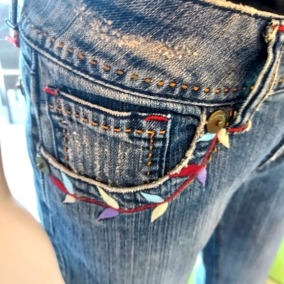Marlow Vintage Originals: Embroidered Jeans: Made in Hong Kong. - Picture 8 of 16